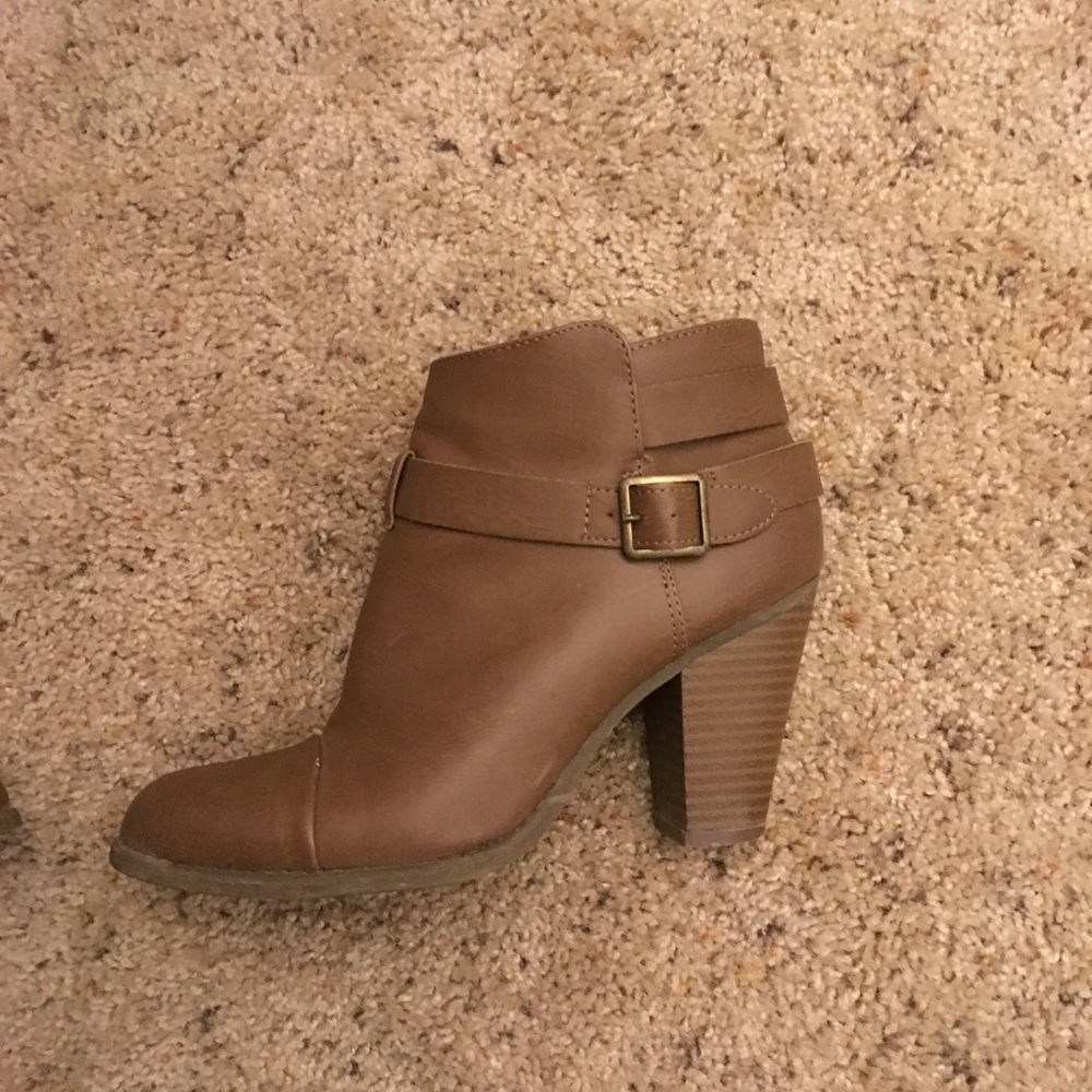 LC medium brown bootie 6.5